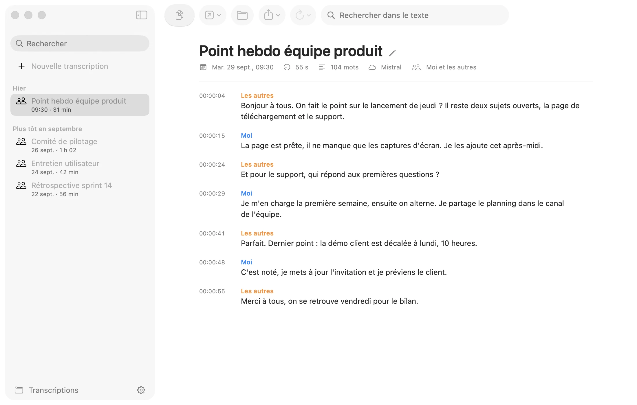La fenêtre de Transcription : la bibliothèque des réunions à gauche, la transcription du point hebdo à droite, chaque réplique étiquetée Moi ou Les autres avec son horodatage.